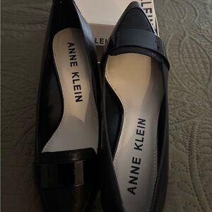 Anne Klein Black Low Heel Pumps w/Patent Detail